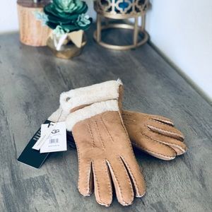 ~~ NWT UGG In & Out Gloves - Sheepskin Sz. S/M ~~